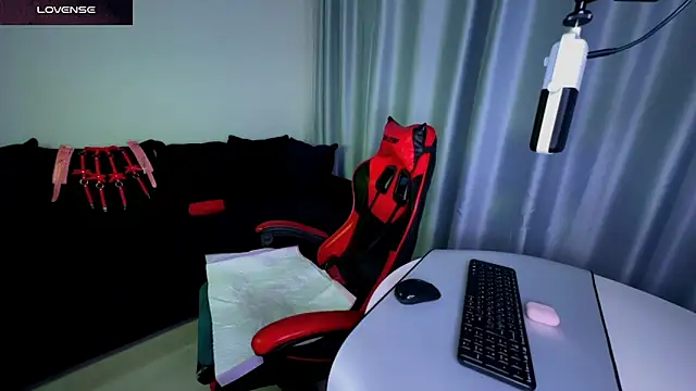 Snapshot of DivineBite chatting on February 19, 2025, 9:25 pm DivineBite online show from February 19, 2025, 9:25 pm