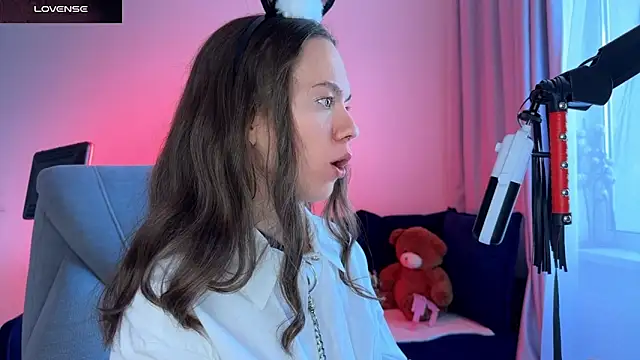 Snapshot of DivineBite chatting on September 17, 2025, 2:08 pm DivineBite online show from September 17, 2025, 2:08 pm