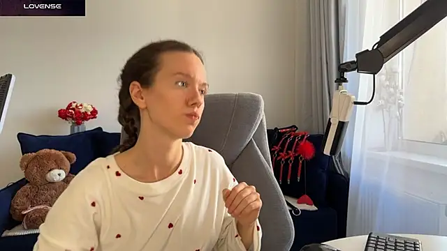 Snapshot of DivineBite chatting on September 19, 2025, 2:21 pm DivineBite online show from September 19, 2025, 2:21 pm