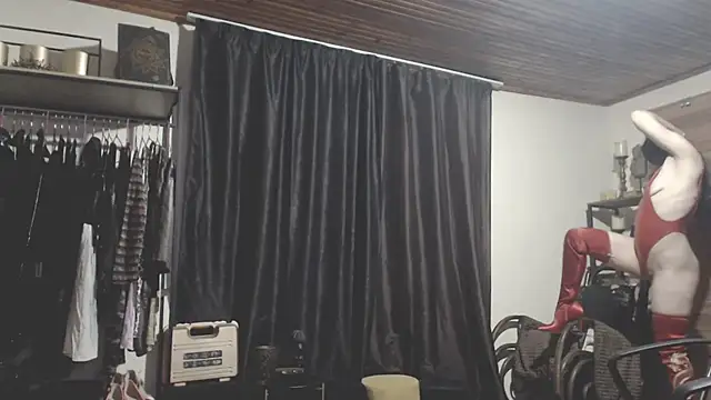 Snapshot of GoldenSasha chatting on November 9, 2025, 8:13 pm GoldenSasha online show from November 9, 2025, 8:13 pm