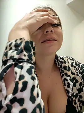 Snapshot of Ella_sweety chatting on December 20, 2025, 10:56 pm Ella sweety online show from December 20, 2025, 10:56 pm