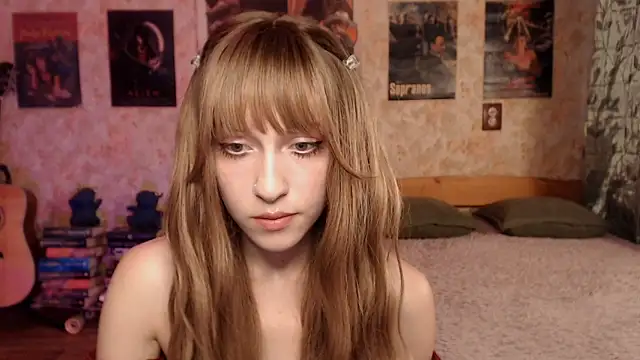 Snapshot of Friendly_Ellie chatting on July 1, 2026, 12:33 am Friendly Ellie online show from July 1, 2026, 12:33 am