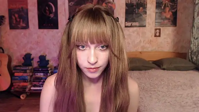 Snapshot of Friendly_Ellie chatting on June 18, 2026, 12:20 am Friendly Ellie online show from June 18, 2026, 12:20 am