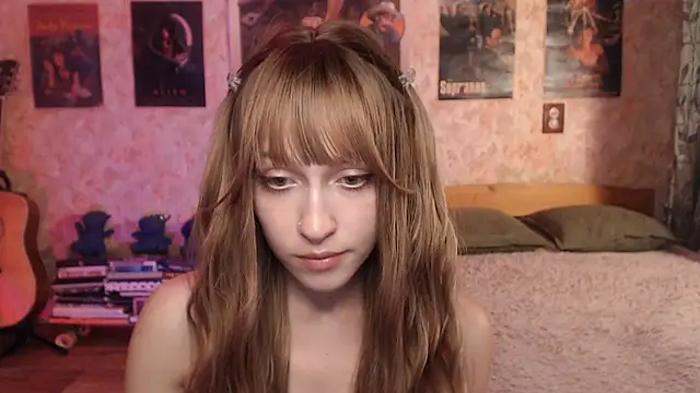 Snapshot of Friendly_Ellie chatting on July 27, 2026, 1:40 pm Friendly Ellie online show from July 27, 2026, 1:40 pm