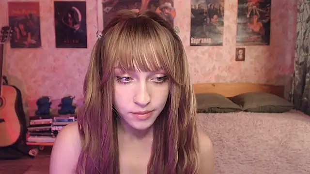 Snapshot of Friendly_Ellie chatting on August 4, 2026, 1:21 am Friendly Ellie online show from August 4, 2026, 1:21 am