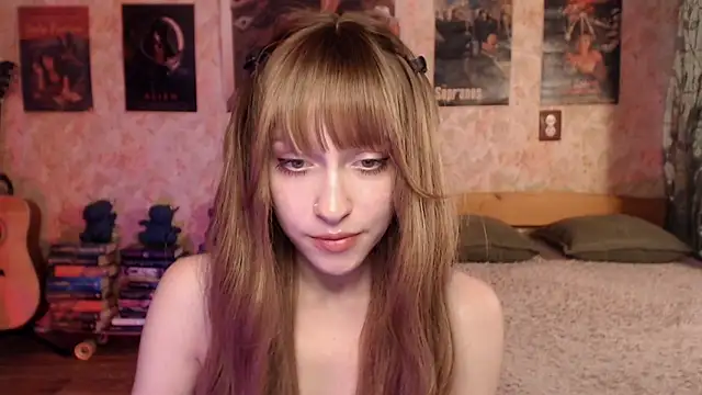 Snapshot of Friendly_Ellie chatting on June 10, 2026, 12:34 am Friendly Ellie online show from June 10, 2026, 12:34 am