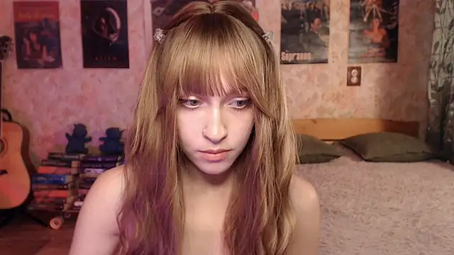Snapshot of Friendly_Ellie chatting on July 18, 2026, 12:19 am Friendly Ellie online show from July 18, 2026, 12:19 am