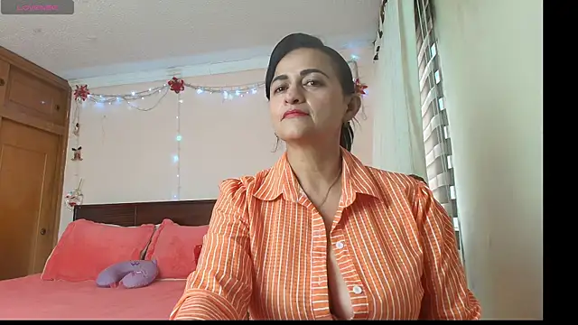 ISABEEL SOFIA01 online show from April 17, 2026, 9:28 pm