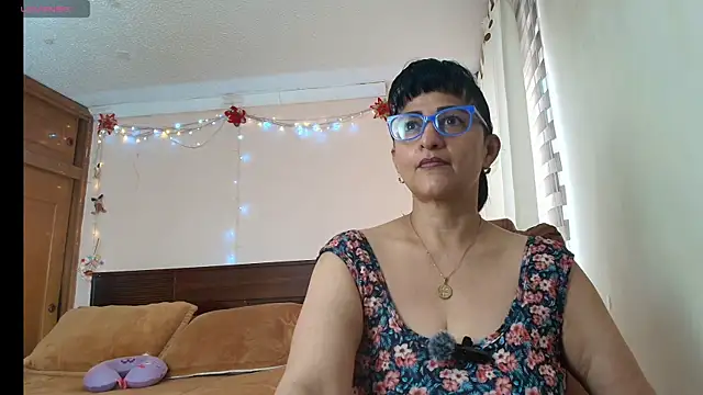 Snapshot of ISABEEL_SOFIA01 chatting on May 8, 2026, 2:43 pm ISABEEL SOFIA01 online show from May 8, 2026, 2:43 pm