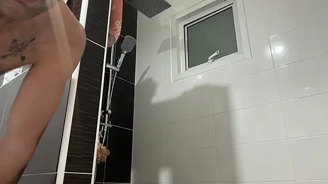 Snapshot of lukegunn chatting on December 4, 2025, 10:20 pm lukegunn online show from December 4, 2025, 10:20 pm