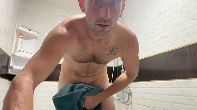 Snapshot of lukegunn chatting on January 7, 2025, 11:24 pm lukegunn online show from January 7, 2025, 11:24 pm