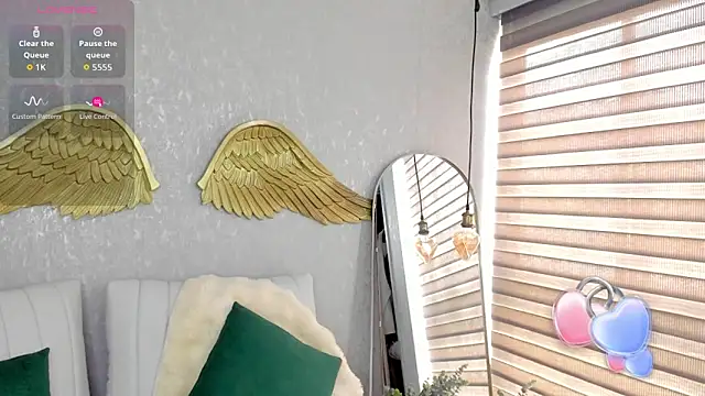 Snapshot of EmmaFerrary chatting on November 9, 2025, 2:32 pm EmmaFerrary online show from November 9, 2025, 2:32 pm