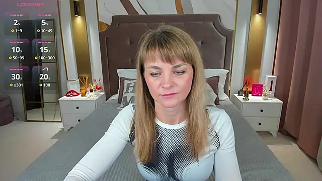 annasimonsj online show from April 15, 2026, 12:49 am