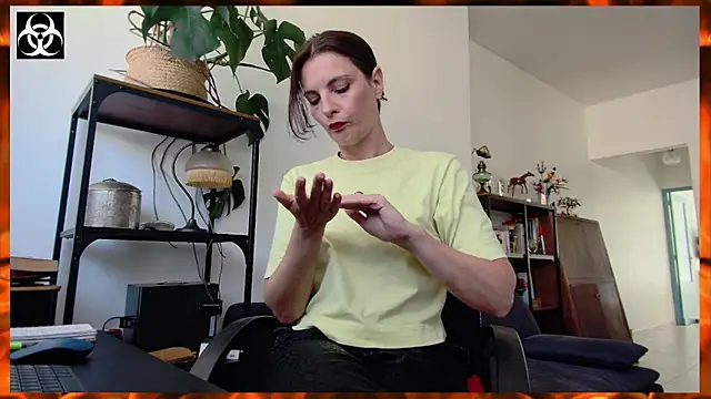 Snapshot of LanaCorona chatting on September 19, 2025, 1:04 pm LanaCorona online show from September 19, 2025, 1:04 pm