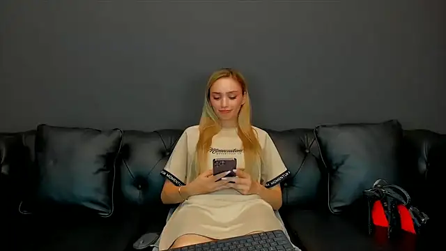 Snapshot of HaleySweet18 chatting on June 24, 2026, 7:55 pm HaleySweet18 online show from June 24, 2026, 7:55 pm