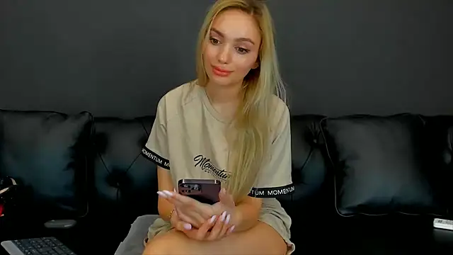 Snapshot of HaleySweet18 chatting on June 25, 2026, 5:12 am HaleySweet18 online show from June 25, 2026, 5:12 am