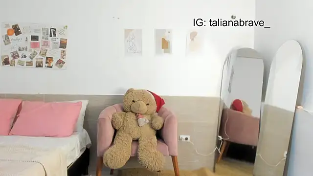 Snapshot of ValienteGirl_ chatting on October 4, 2025, 1:40 am ValienteGirl online show from October 4, 2025, 1:40 am