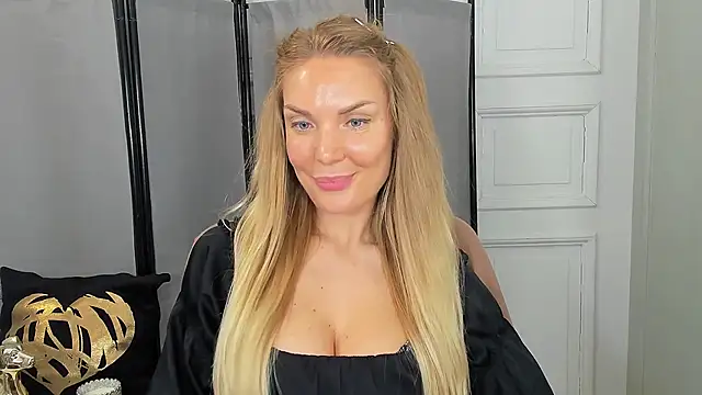 Snapshot of AulloraHoney chatting on June 7, 2026, 5:51 pm AulloraHoney online show from June 7, 2026, 5:51 pm