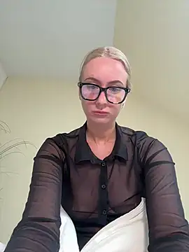 Snapshot of CutieEmy chatting on May 12, 2026, 4:13 pm CutieEmy online show from May 12, 2026, 4:13 pm