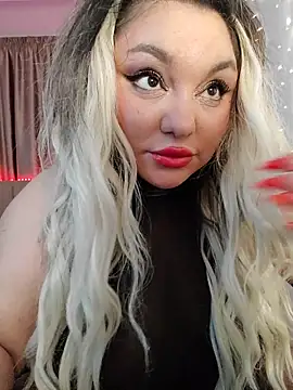 Snapshot of Larissa_K chatting on December 4, 2025, 5:39 am Larissa K online show from December 4, 2025, 5:39 am