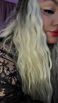 Snapshot of Larissa_K chatting on December 15, 2025, 7:31 pm Larissa K online show from December 15, 2025, 7:31 pm