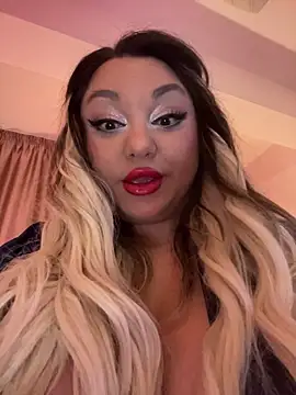 Snapshot of Larissa_K chatting on November 14, 2025, 5:22 am Larissa K online show from November 14, 2025, 5:22 am