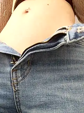 Amira Milker online show from February 25, 2025, 4:04 pm