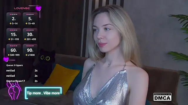 Snapshot of Holl1Would chatting on February 14, 2025, 6:34 am Holl1Would online show from February 14, 2025, 6:34 am