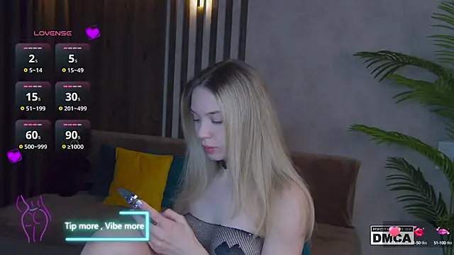 Snapshot of Holl1Would chatting on March 2, 2025, 7:52 pm Holl1Would online show from March 2, 2025, 7:52 pm