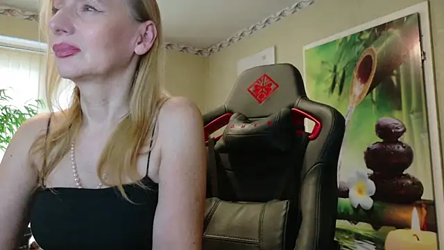 HotLana69 online show from April 13, 2026, 4:33 pm