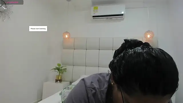 Snapshot of DanielleEvans_ chatting on November 10, 2025, 11:15 am DanielleEvans online show from November 10, 2025, 11:15 am