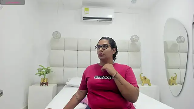 Snapshot of DanielleEvans_ chatting on November 4, 2025, 11:25 am DanielleEvans online show from November 4, 2025, 11:25 am