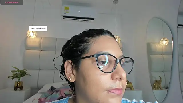 Snapshot of DanielleEvans_ chatting on November 5, 2025, 11:13 am DanielleEvans online show from November 5, 2025, 11:13 am