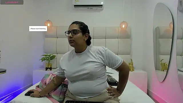 Snapshot of DanielleEvans_ chatting on November 2, 2025, 11:15 am DanielleEvans online show from November 2, 2025, 11:15 am