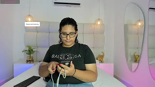 Snapshot of DanielleEvans_ chatting on November 22, 2025, 11:31 am DanielleEvans online show from November 22, 2025, 11:31 am