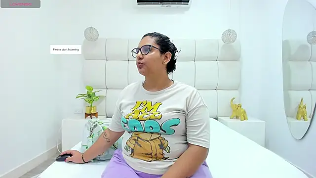 Snapshot of DanielleEvans_ chatting on November 24, 2025, 11:21 am DanielleEvans online show from November 24, 2025, 11:21 am