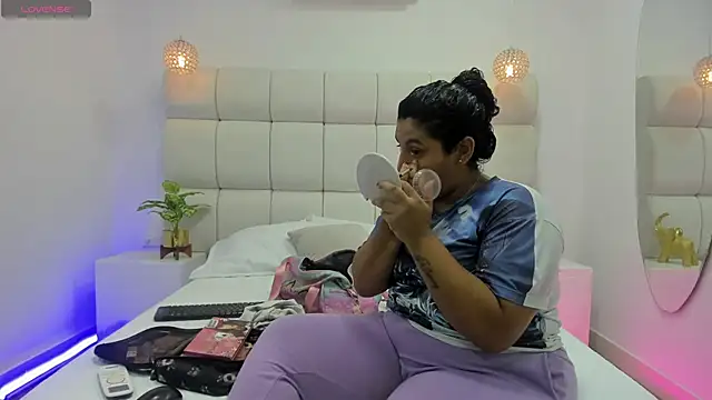 Snapshot of DanielleEvans_ chatting on November 30, 2025, 11:22 am DanielleEvans online show from November 30, 2025, 11:22 am