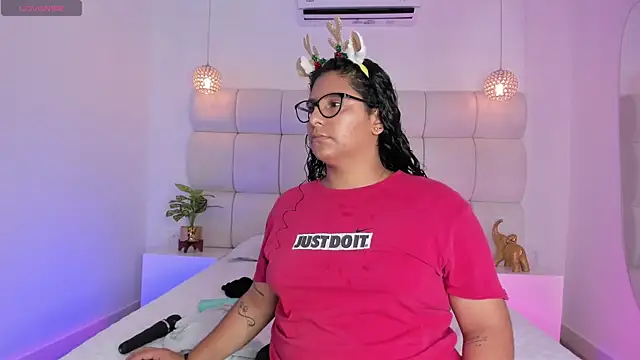 Snapshot of DanielleEvans_ chatting on December 1, 2025, 11:33 am DanielleEvans online show from December 1, 2025, 11:33 am