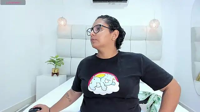 Snapshot of DanielleEvans_ chatting on November 11, 2025, 11:27 am DanielleEvans online show from November 11, 2025, 11:27 am