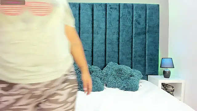 Snapshot of DanielleEvans_ chatting on December 4, 2025, 11:20 am DanielleEvans online show from December 4, 2025, 11:20 am