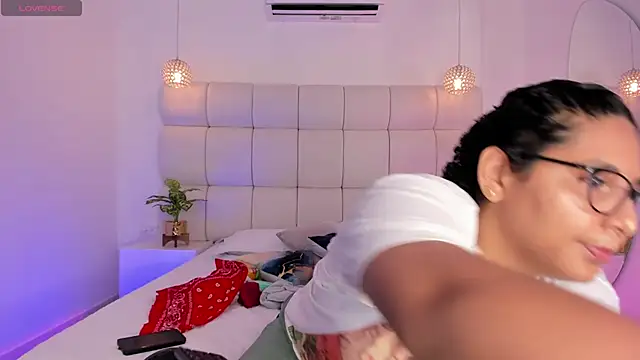 Snapshot of DanielleEvans_ chatting on November 21, 2025, 11:20 am DanielleEvans online show from November 21, 2025, 11:20 am