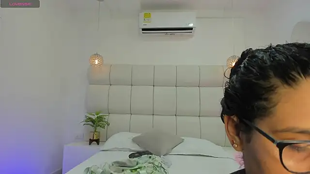 Snapshot of DanielleEvans_ chatting on November 18, 2025, 11:24 am DanielleEvans online show from November 18, 2025, 11:24 am