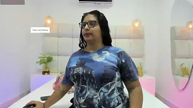 Snapshot of DanielleEvans_ chatting on November 3, 2025, 11:25 am DanielleEvans online show from November 3, 2025, 11:25 am