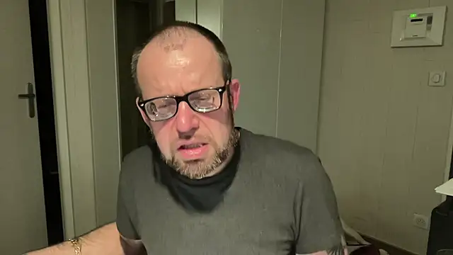 FABIOGLASSES online show from April 17, 2026, 7:49 pm