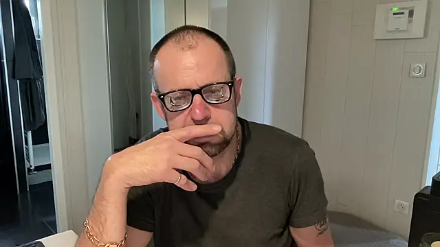 Snapshot of FABIOGLASSES chatting on June 11, 2026, 6:05 pm FABIOGLASSES online show from June 11, 2026, 6:05 pm