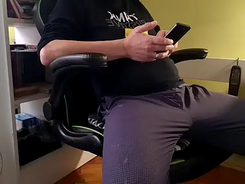 Snapshot of feathersify chatting on November 20, 2025, 7:31 am feathersify online show from November 20, 2025, 7:31 am