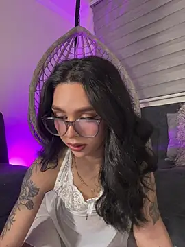 Samantha Bernardo online show from April 18, 2026, 4:37 am