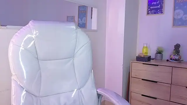 bluee hazell online show from April 20, 2026, 11:24 am