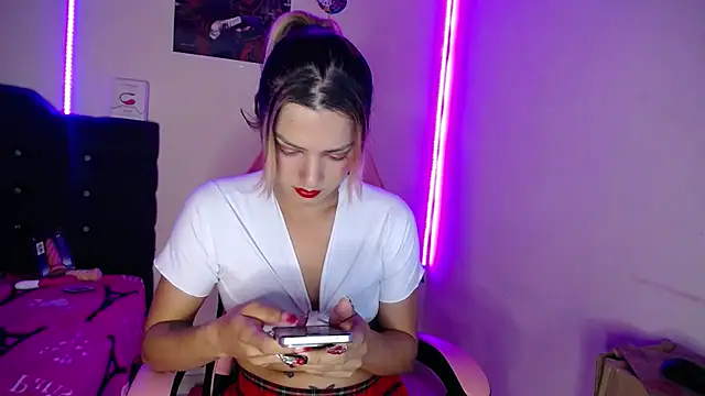 Snapshot of yuliana_19 chatting on October 18, 2025, 2:41 pm yuliana 19 online show from October 18, 2025, 2:41 pm