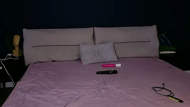 Mila Anders online show from February 8, 2026, 6:11 am